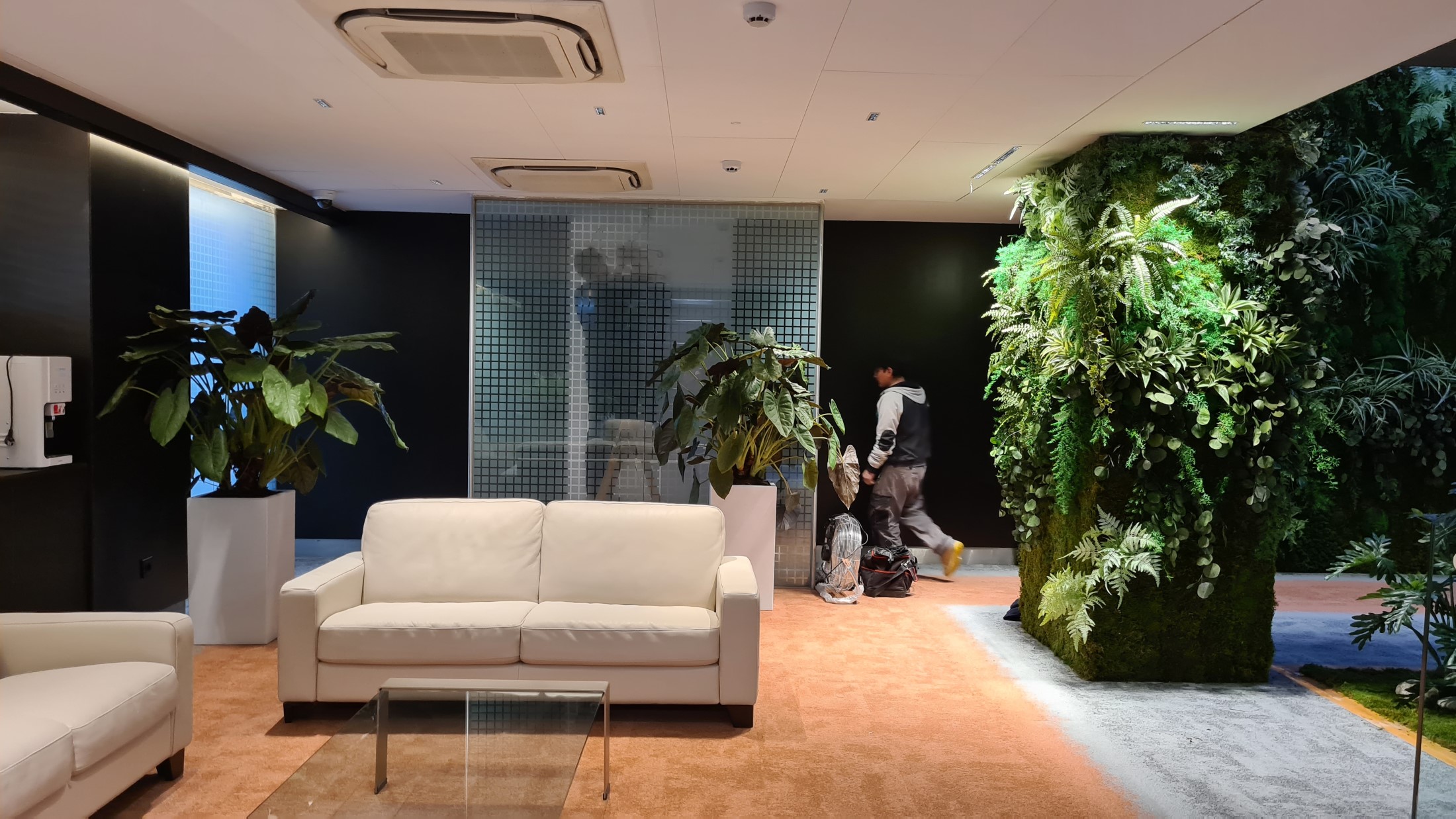 Interior oficinas jardin vertical artificial (1)