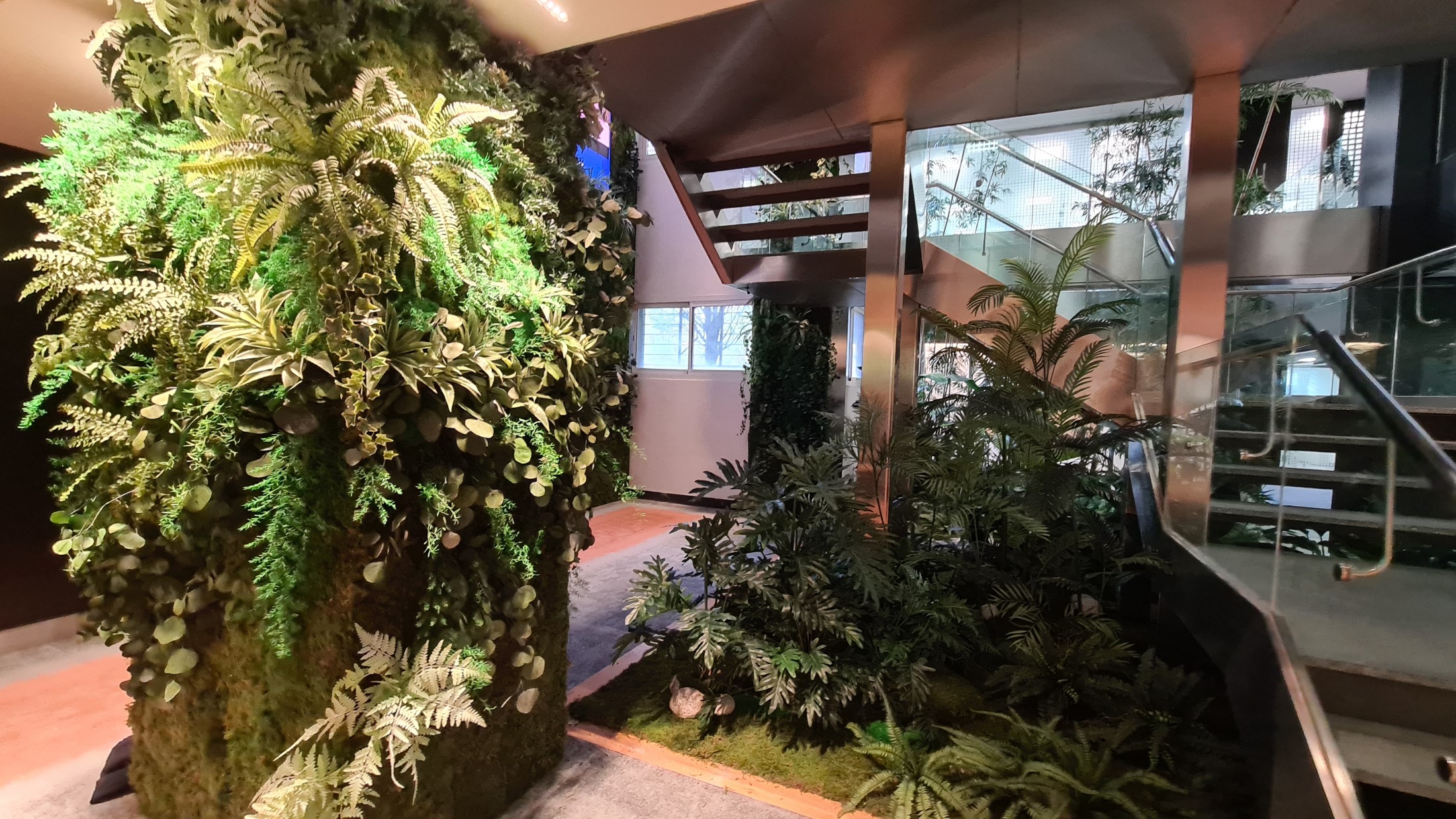 Interior oficinas jardin vertical artificial (3)