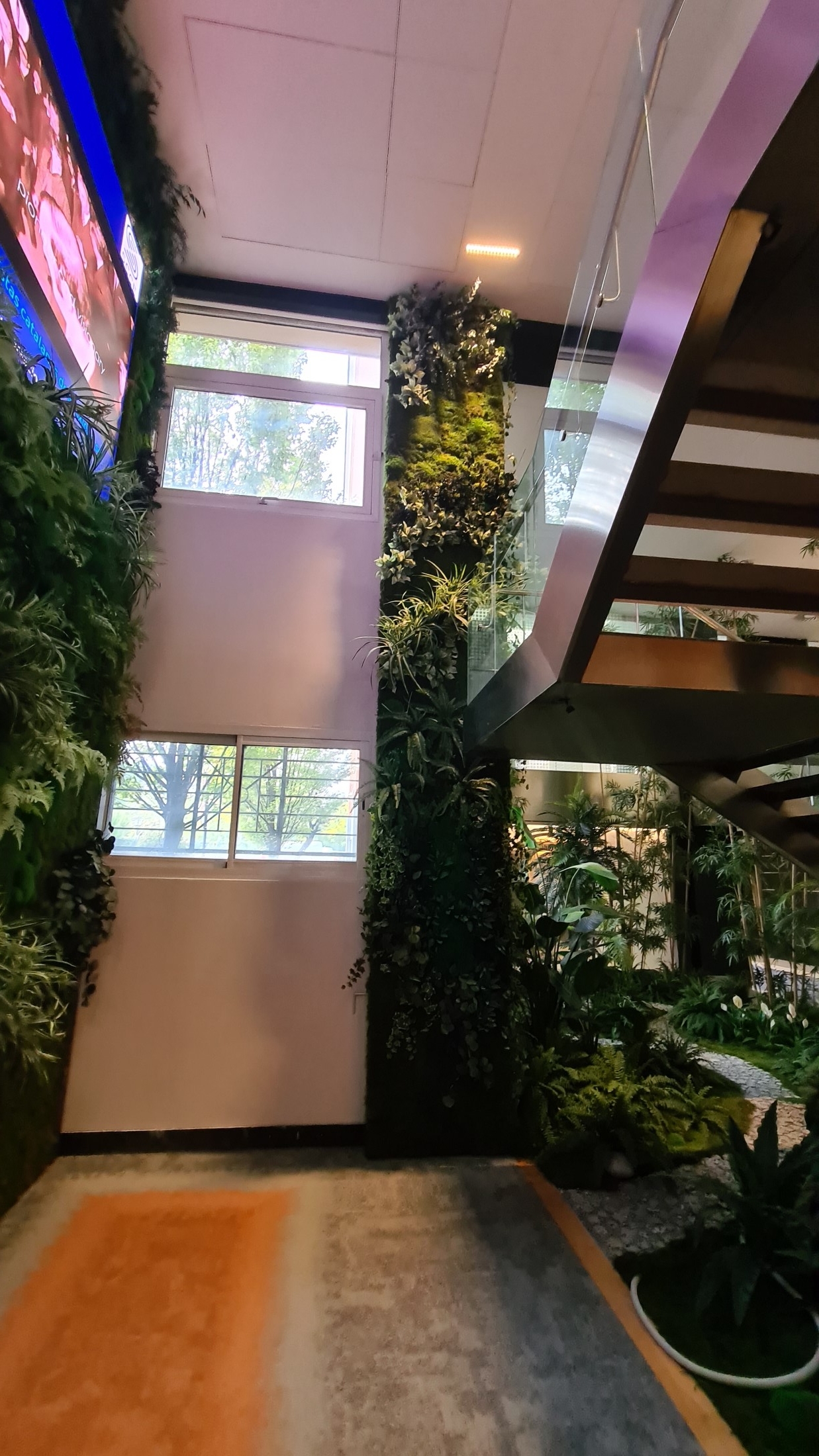 Interior oficinas jardin vertical artificial (4)