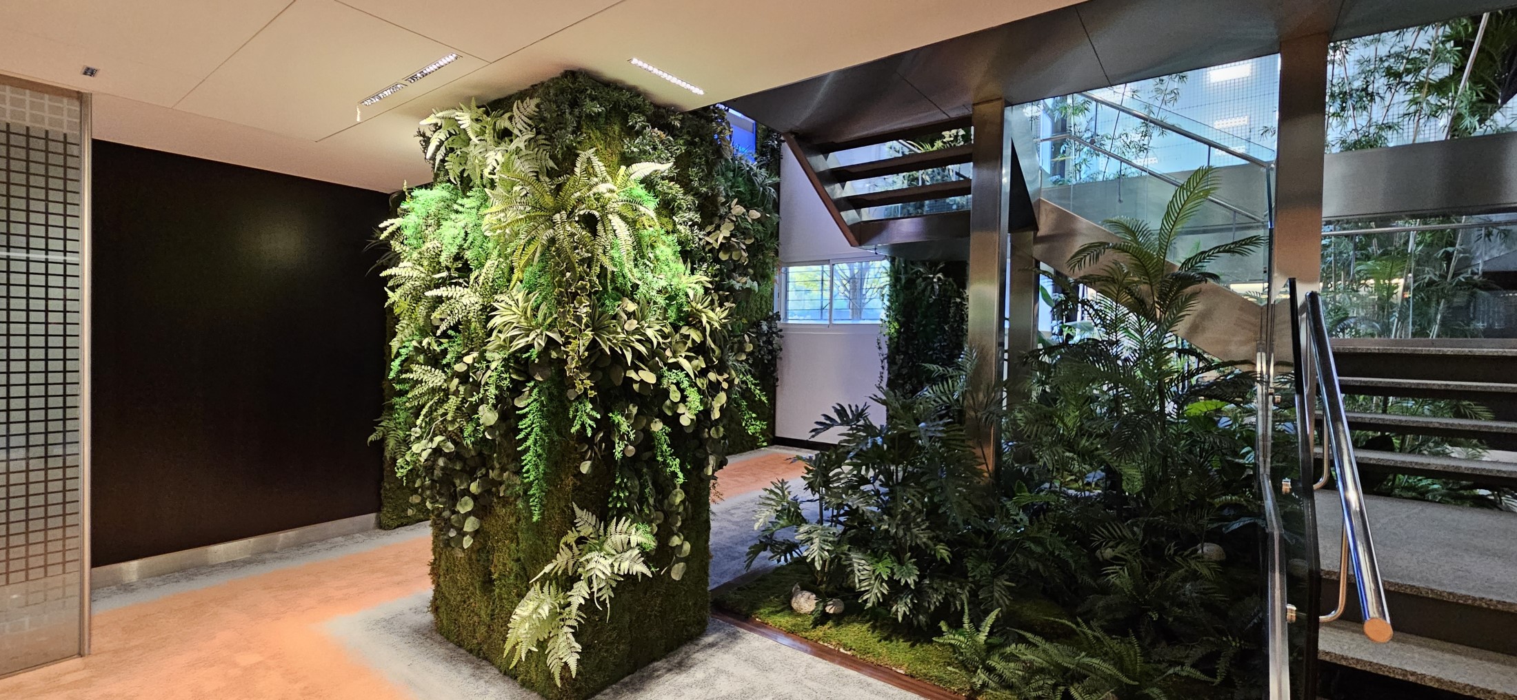 Interior oficinas jardin vertical artificial (6)